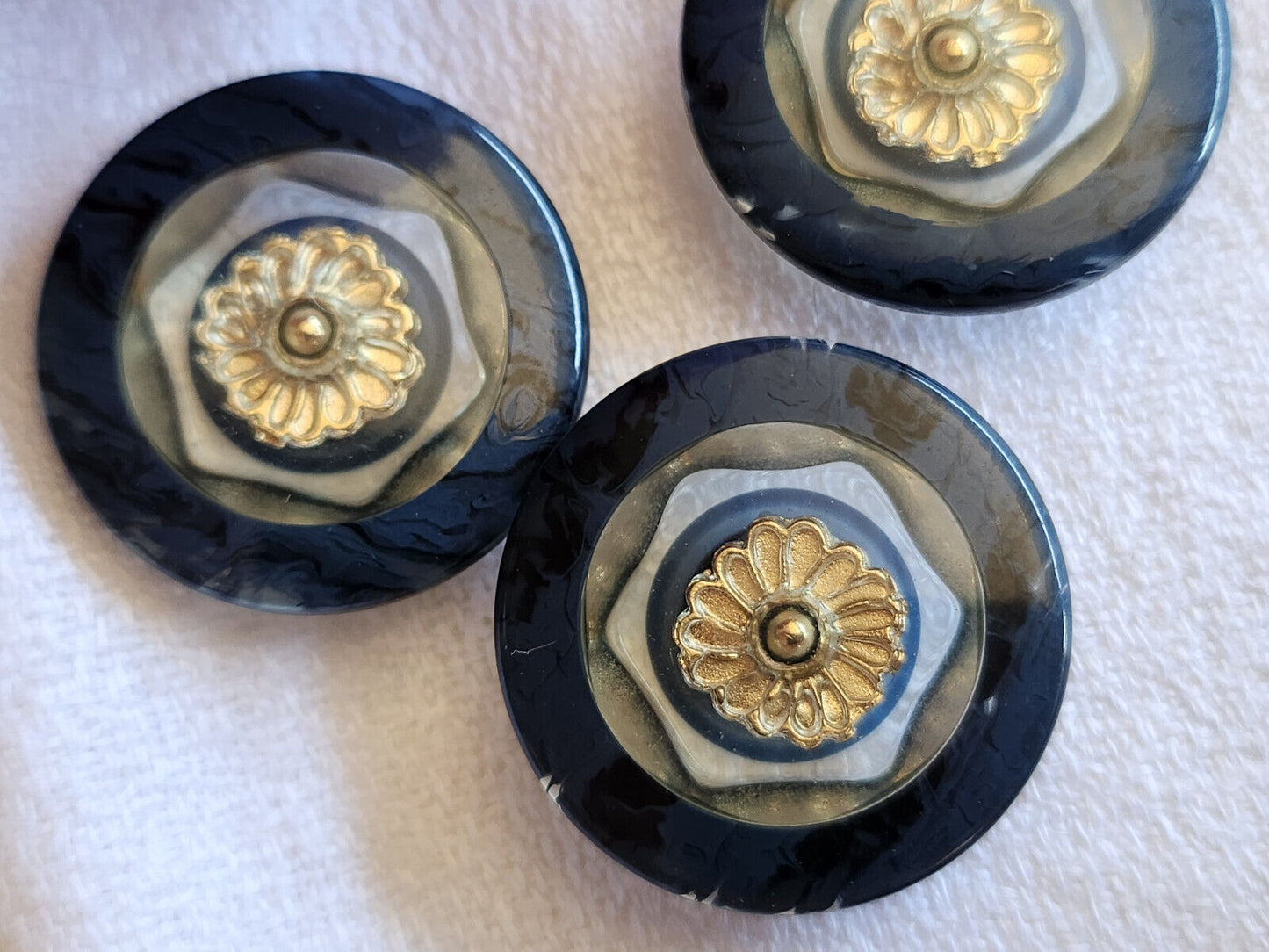 Trio boutons vintage bleu  foncé inclusion doré pied  2,2 cm ref 5074