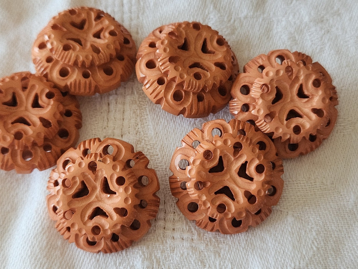 Lot 6 gros boutons anciens marron sculpté rose saumon 2,6 cm ref 5967
