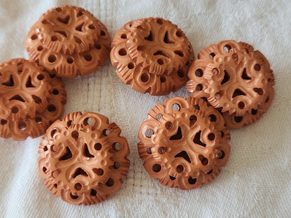 Lot 6 gros boutons anciens marron sculpté rose saumon 2,6 cm ref 5967