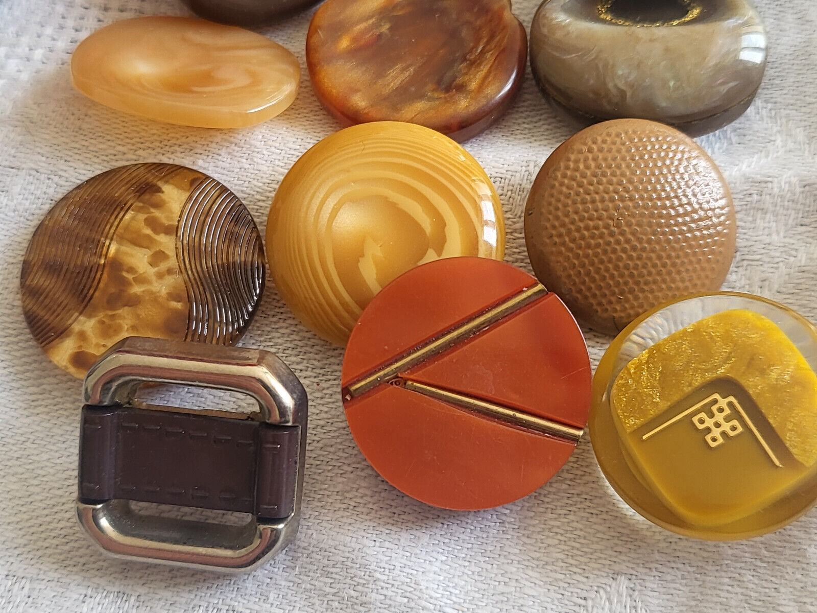 Lot 12 jolis boutons vintage  panache marron à pied 1,9 à 2,3 cm ref 3538