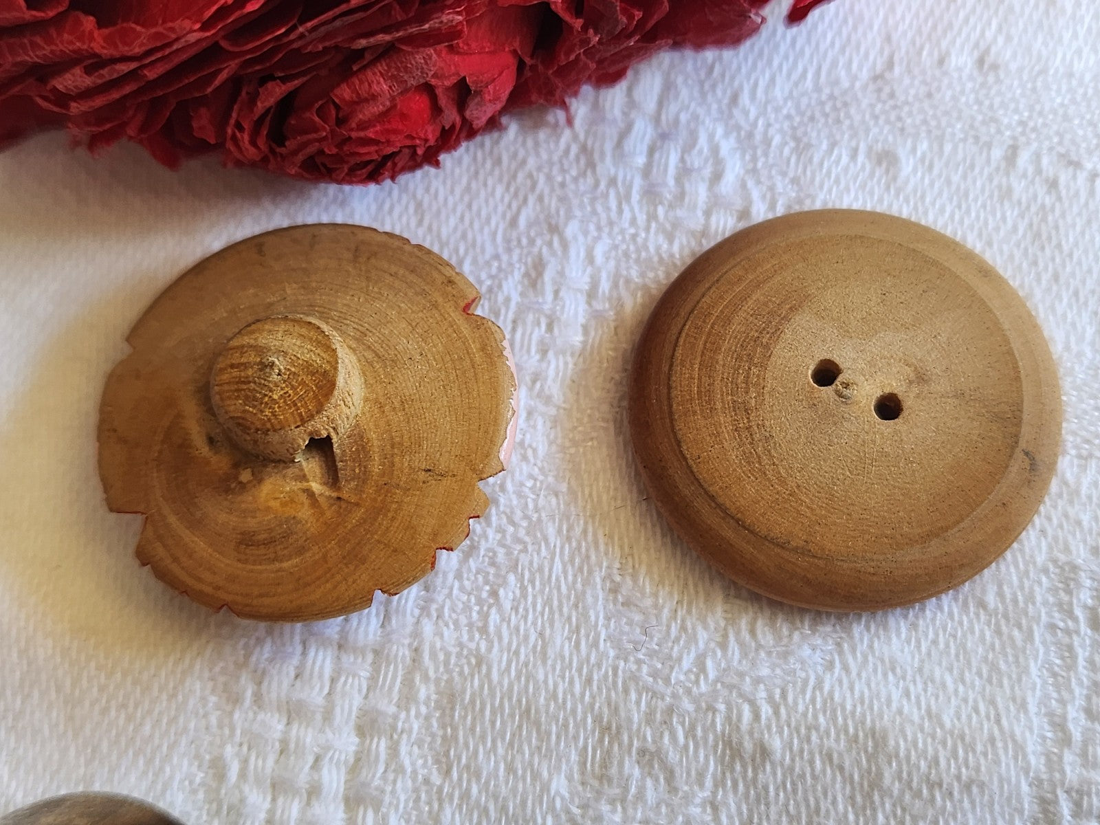 Duo boutons anciens en bois peint collection   à pied 2,6 et 2,7  cm D15M