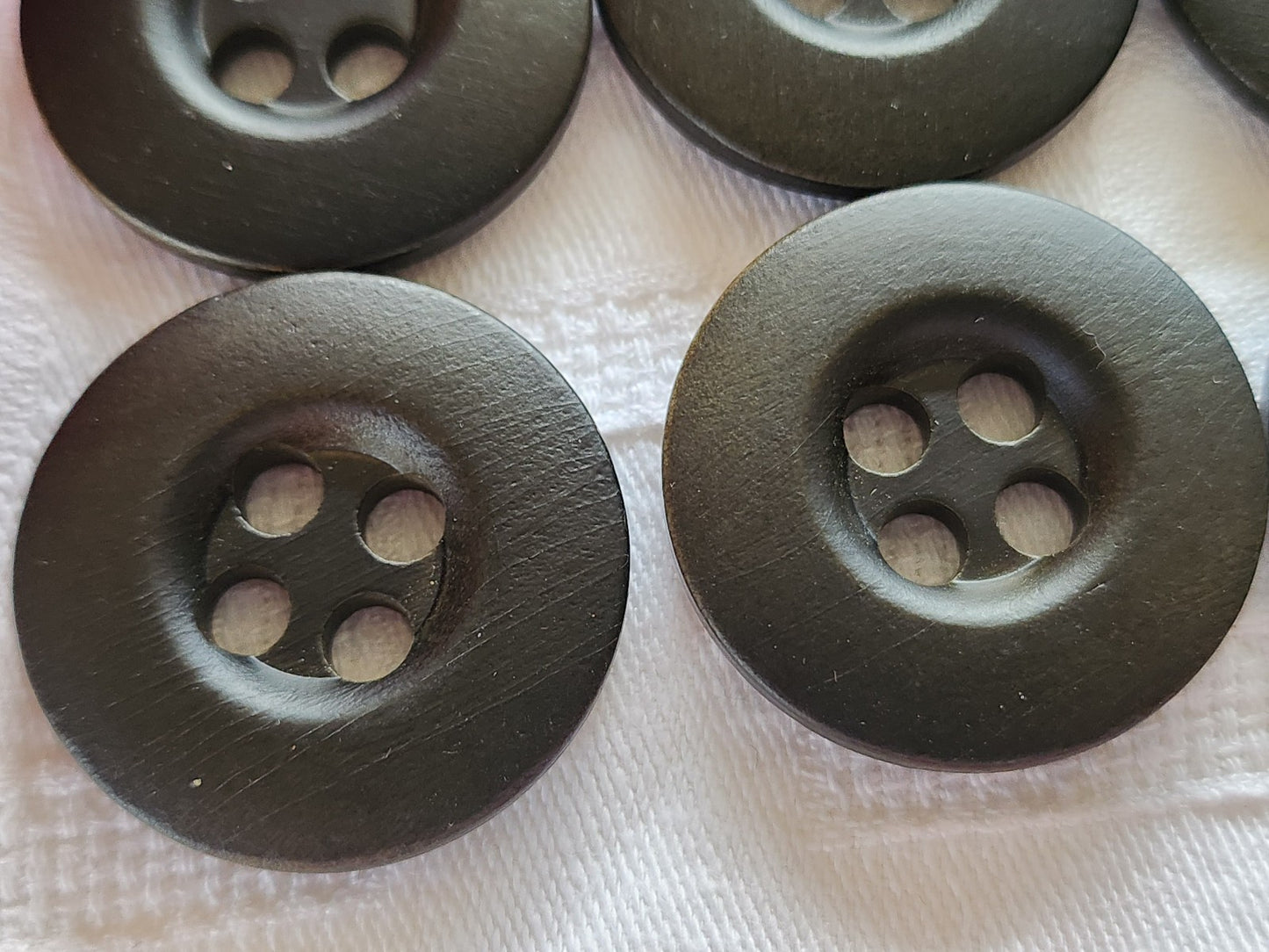 Lot 6 énormes boutons vintage en bois vert trés foncé 3,3 cm ref 2039
