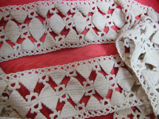 Lourde et large dentelle ancienne 1 mètre 90 sur  8 cm poids 100 grammes B3