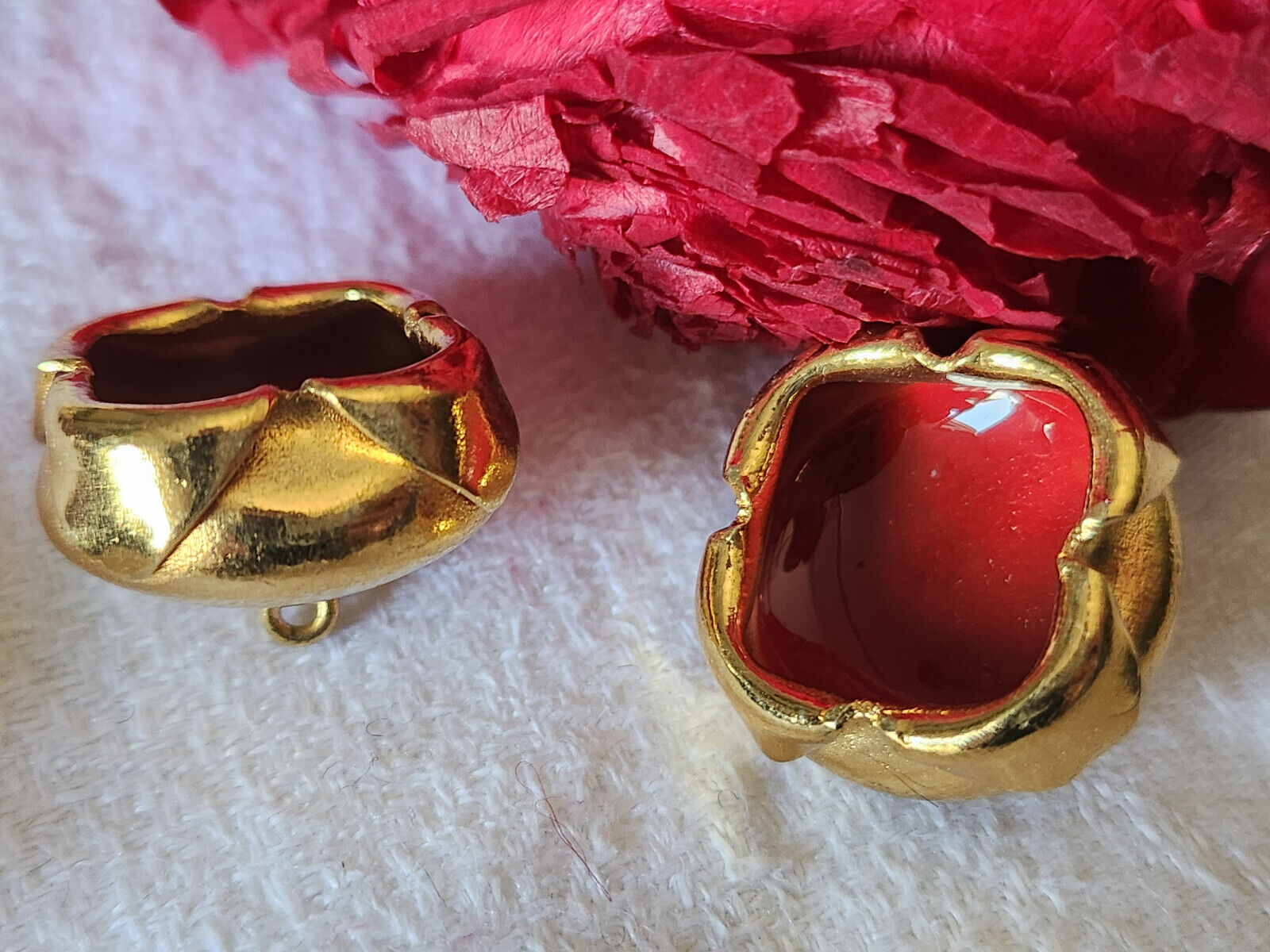 Duo superbes boutons anciens en métal rouge doré vintage 1,9 cm ref 3485