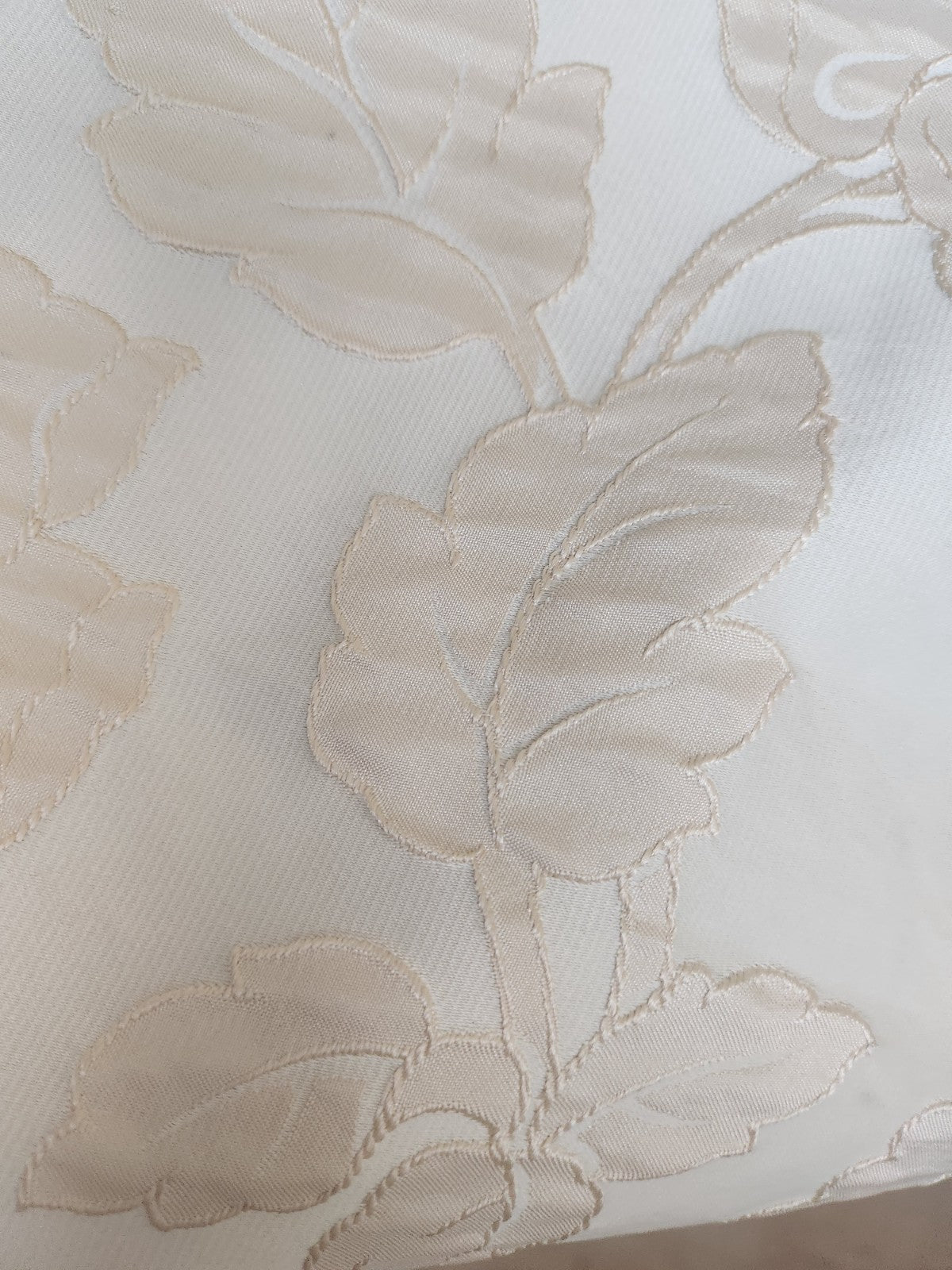 Ancien coupon de tissu damassé beige écru relief 205 cm sur 61 cm B5