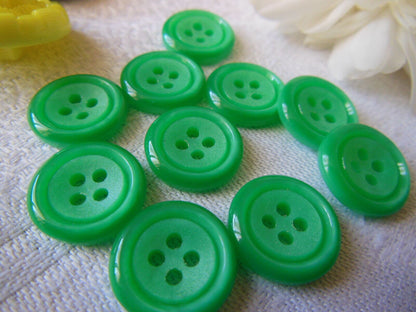 Lot 10 petits boutons vintage vert 1,3 cm 4 trous ref 786