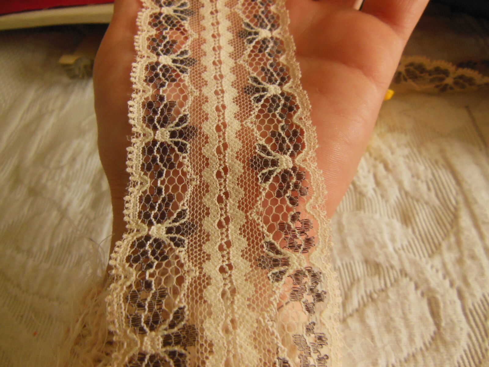 Dentelle moderne Saint André fabrication française 2 mètres sur 4,8 cm A2