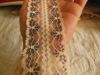 Dentelle moderne Saint André fabrication française 2 mètres sur 4,8 cm A2