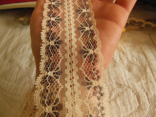 Dentelle moderne Saint André fabrication française 2 mètres sur 4,8 cm A2