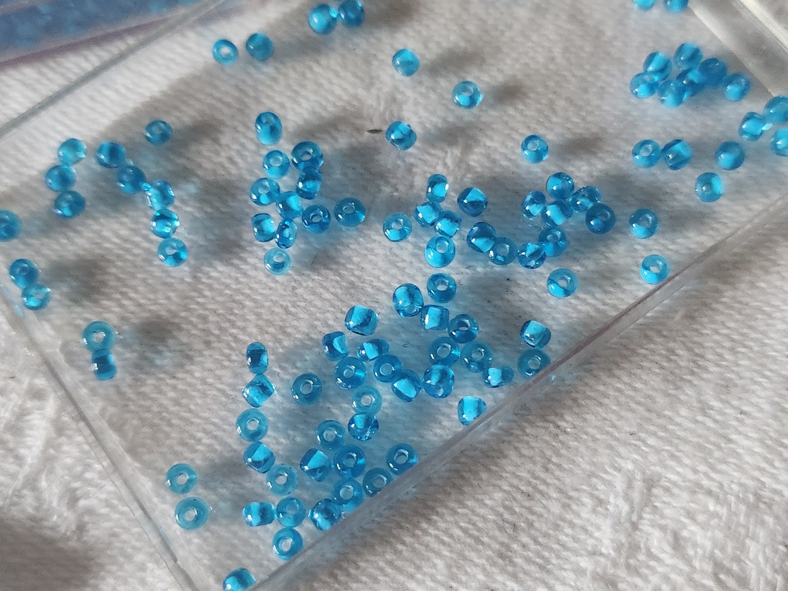 Lot environ 20 grammes de perles de rocaille bleu   n°15