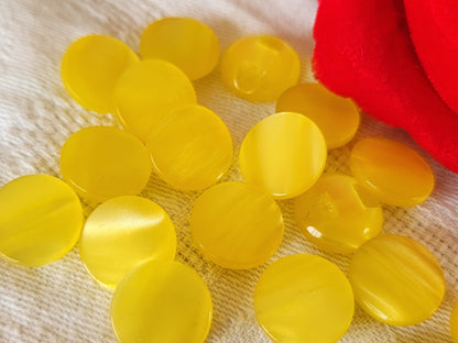 lot 18 petits boutons vintage jaune lumineux pied 1,3 cm ou 13 mm ref 6426