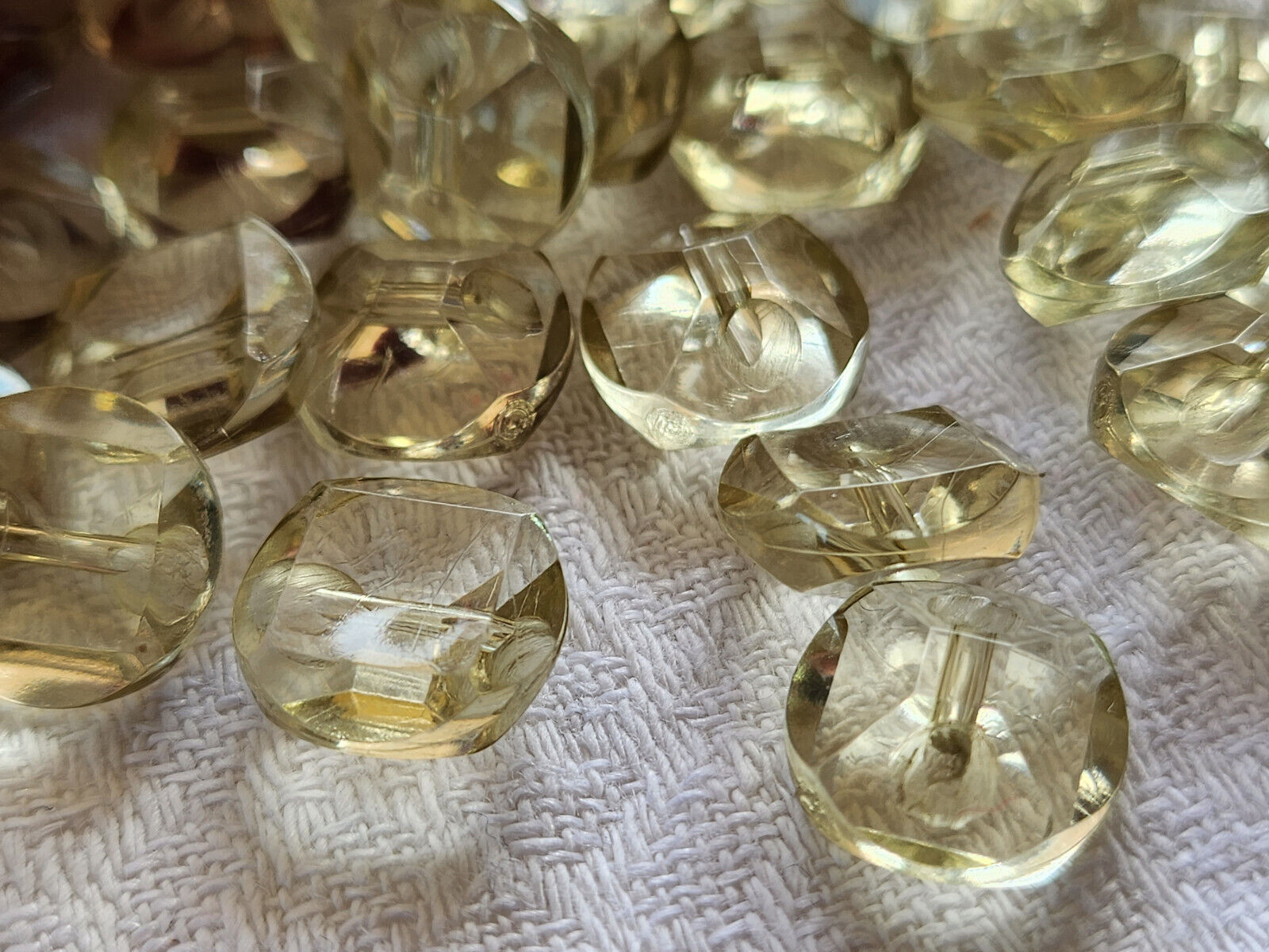 Lot 15 petits boutons vintage jaune effet strass plastique 1,3 cm ref 5588