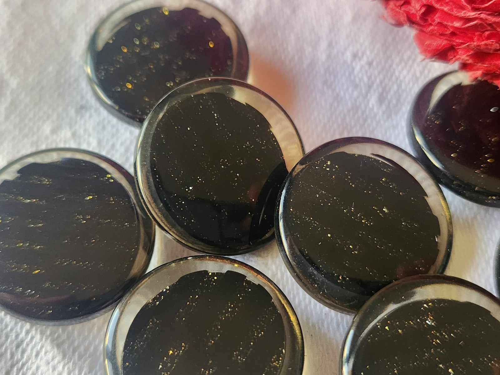 Lot 8  boutons vintage paillette noir doré pied 1,9 cm ref 3763