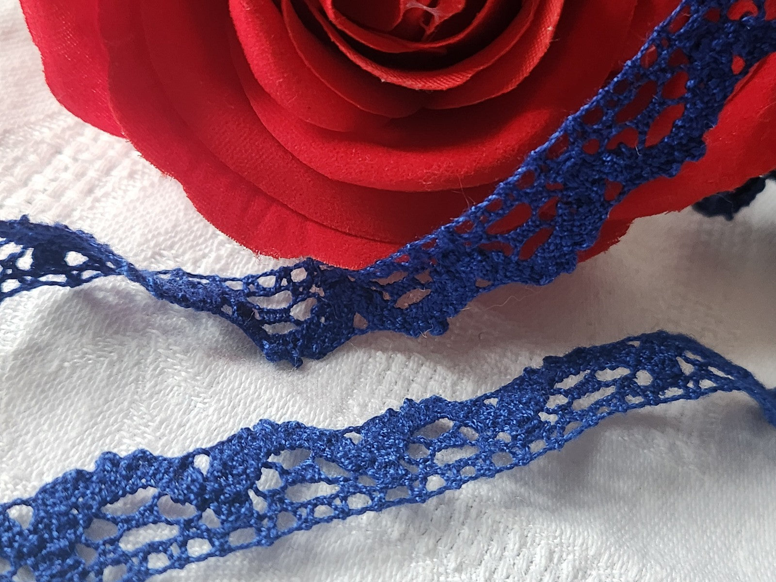 Dentelle vintage bleu  coton 3 métres sur 1,3 cm A1