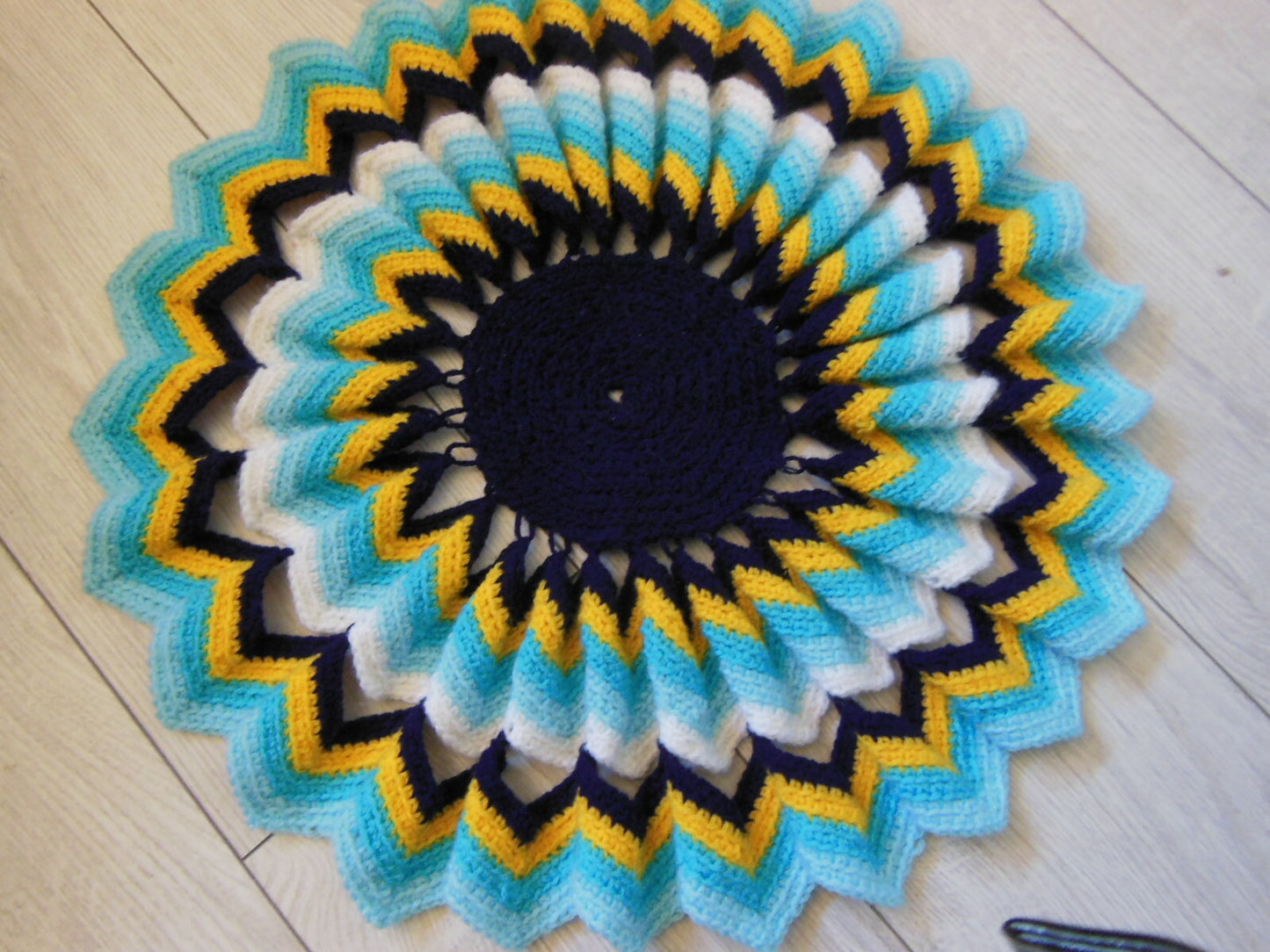 Pur vintage ancien napperon volumineux laine froufrou bleu jaune à terminer  B6