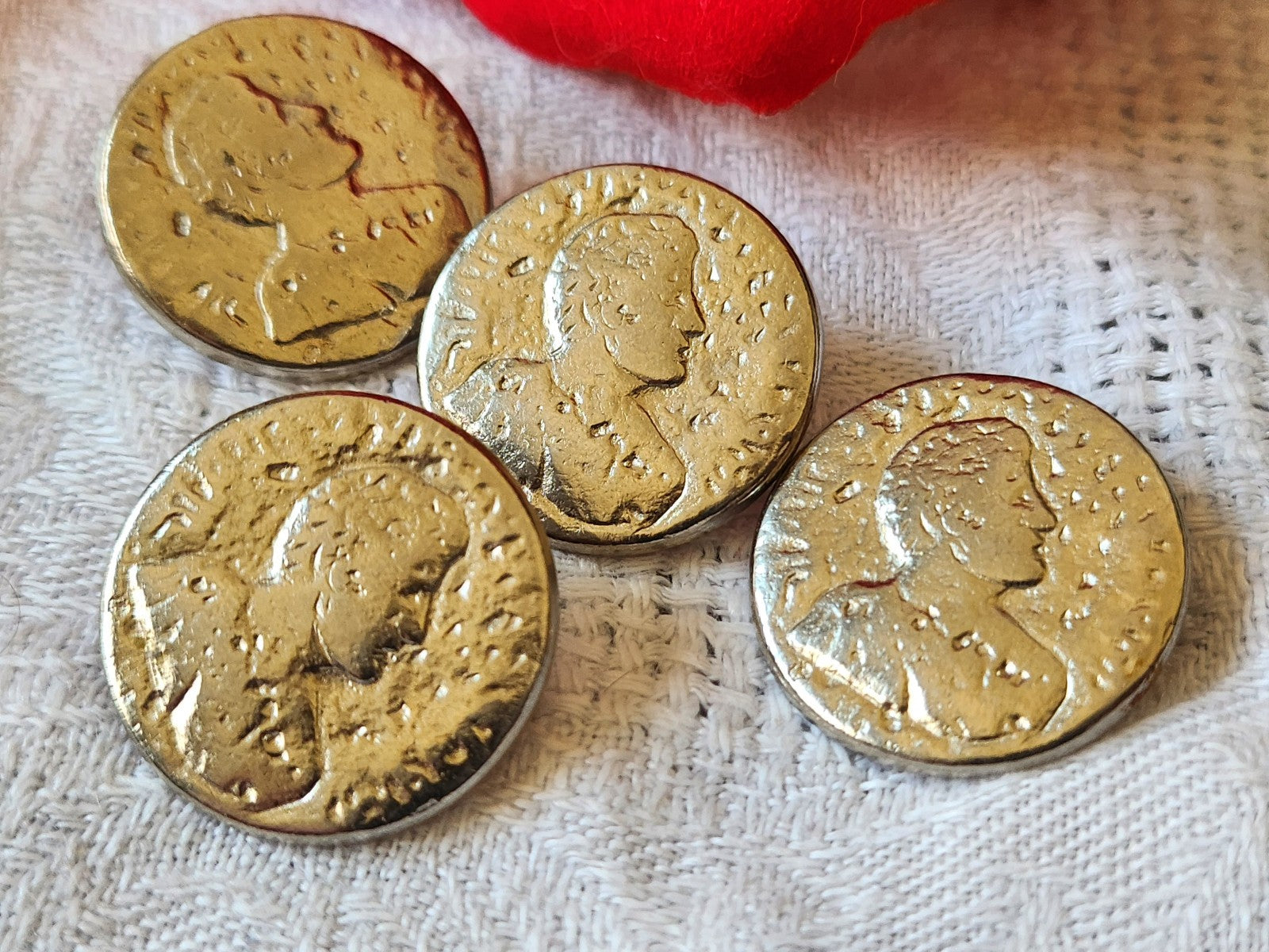 Lot 4 boutons vintage en metal argenté portrait 2,2 cm ref 6024