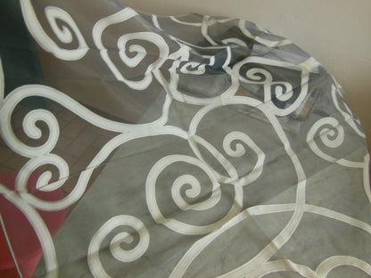 Coupon tissu superbe voilage gris arabesque  vert 1 m sur 1 m 08 B3