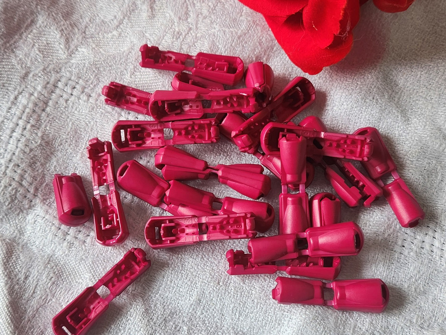 Lot 20 stop cordons rose taille fermé: 1, 4 cm ouvert 3 cm année 90 ref 5699