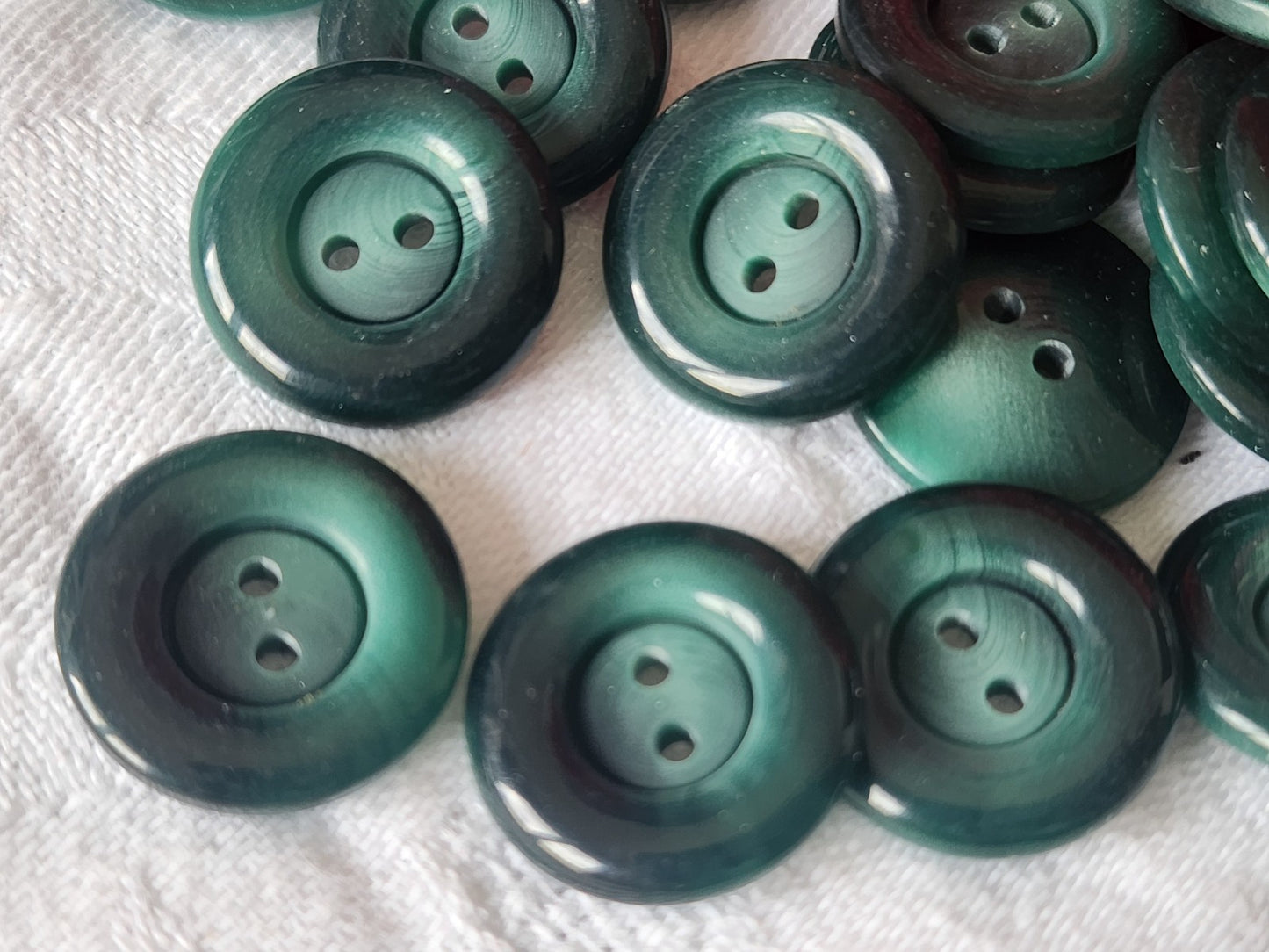 Lot 20 boutons vintage vert veiné doré trou 1,8 cm ref 4856