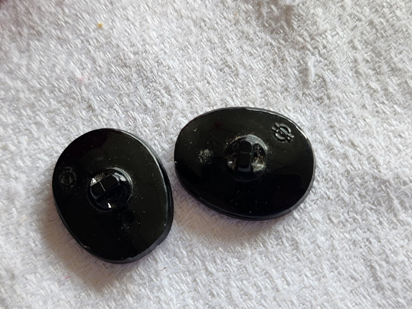 Duo boutons anciens en verre blanc noir mat  echantillon 1,8 sur 2,2  cm D13H