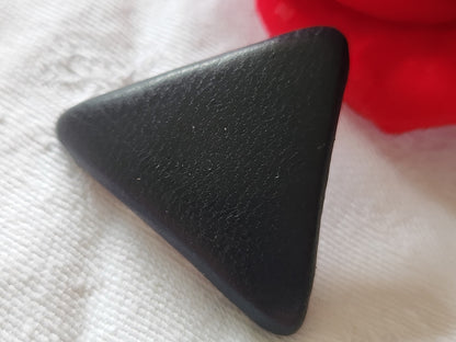 Bouton ancien en cuir bleu triangle vintage rare  3,4  cm D17L