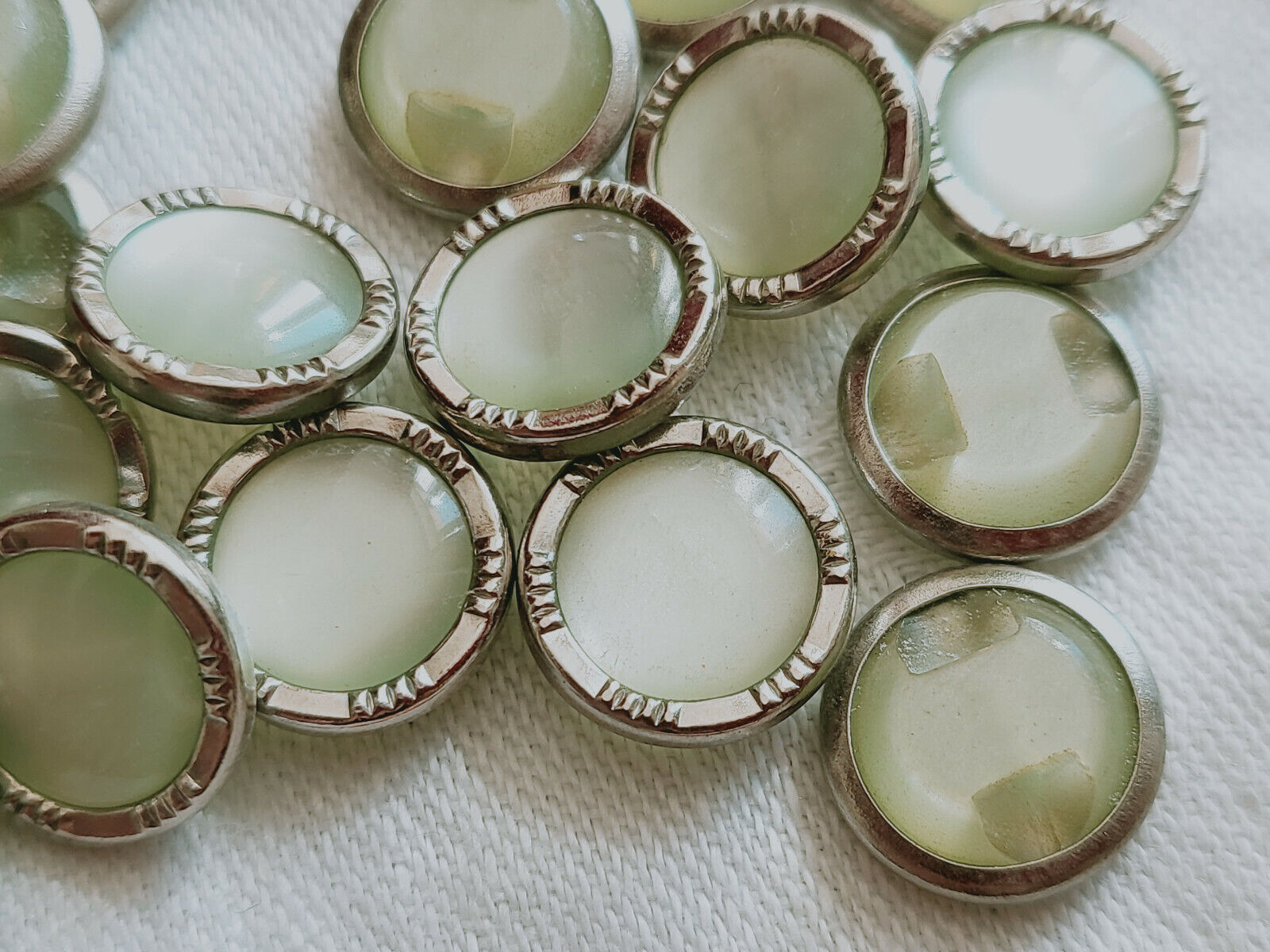 Lot 18 petit Boutons vintage vert lumineux monture métal à pied  1,1 cm ref 3246