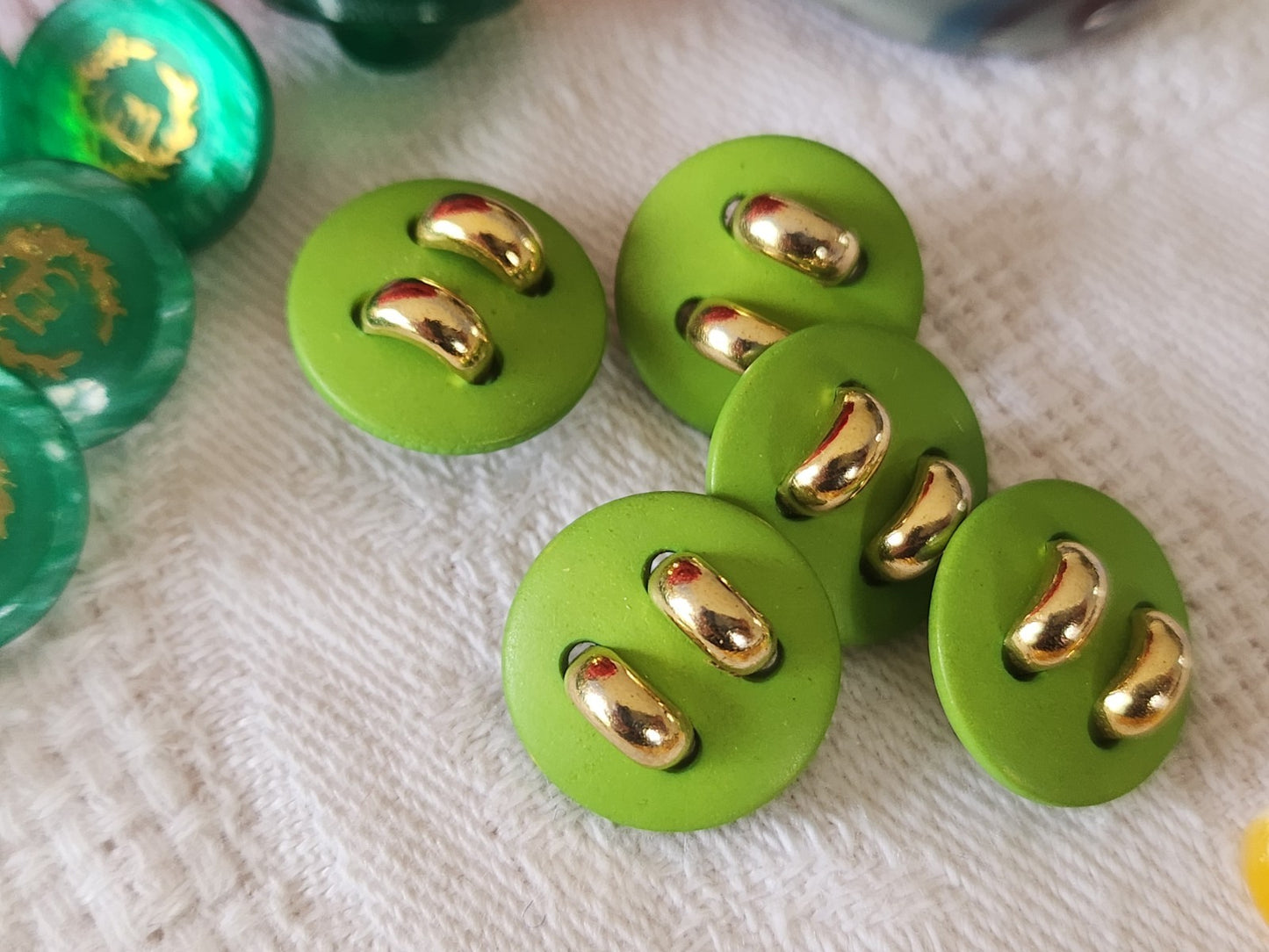 Lot 17 boutons vintage vert 3 séries 1,3 et 1,4 cm  ref 6402