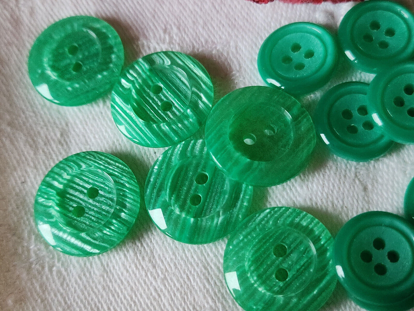Lot 15 boutons vintage vert 2 series trous 1,4  et 1,8 cm ref 1076