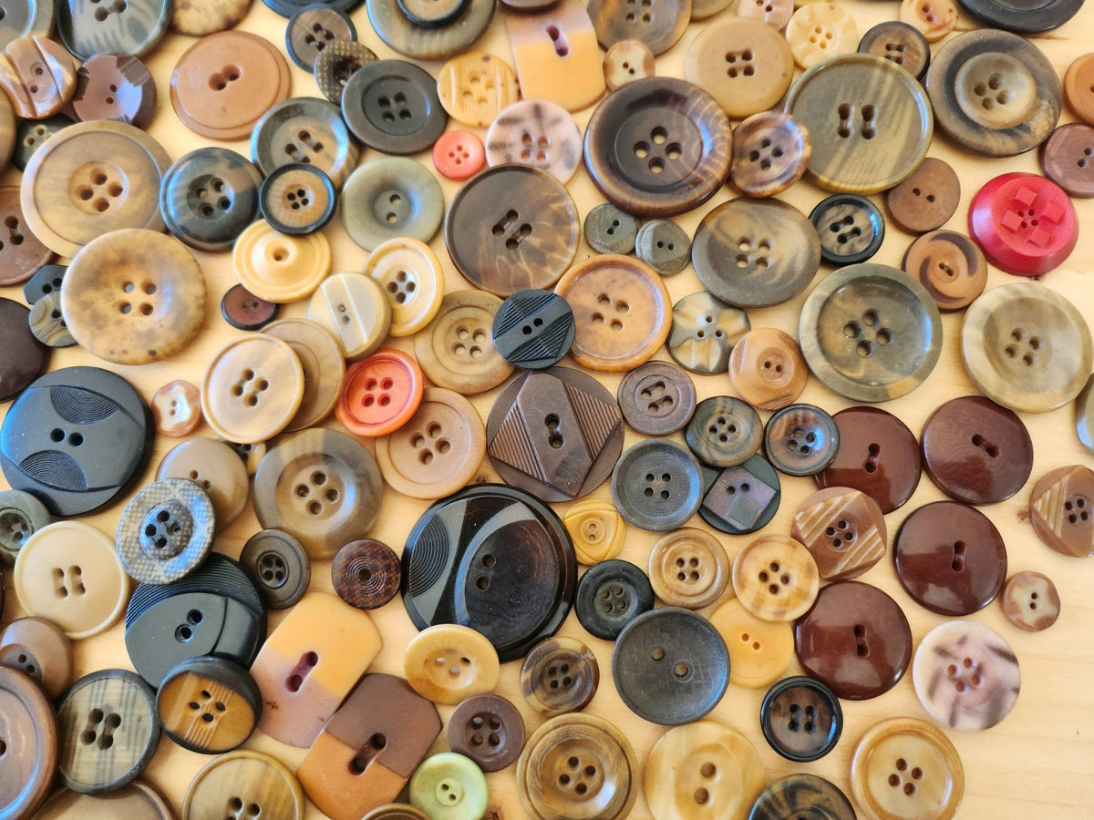 Gros lot de boutons anciens en corozo à trous un peu moins de 500 grammes T10