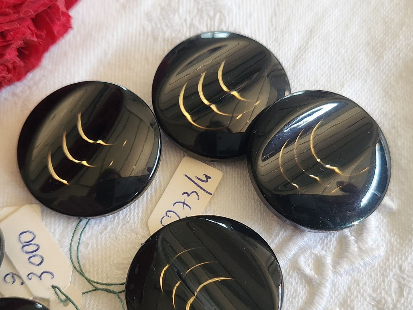 Lot 8 boutons vintage noir inclusion doré panaché  1,7 à 2,7 cm ref 1700