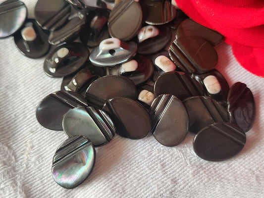 Lot 6 boutons anciens en nacre strié 1,1 sur 1,4 cm gris ovale vintage ref 4853