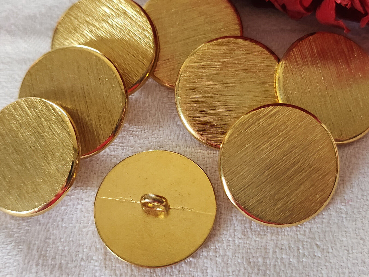 Lot 6  boutons vintage en métal doré strié lourd 2,3 cm pied ref 2712