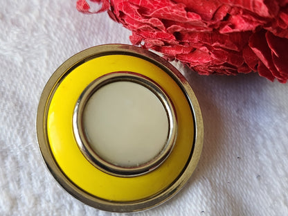 Gros bouton ancien en metal jaune coeur en nacre 2,4 cm ref 5392
