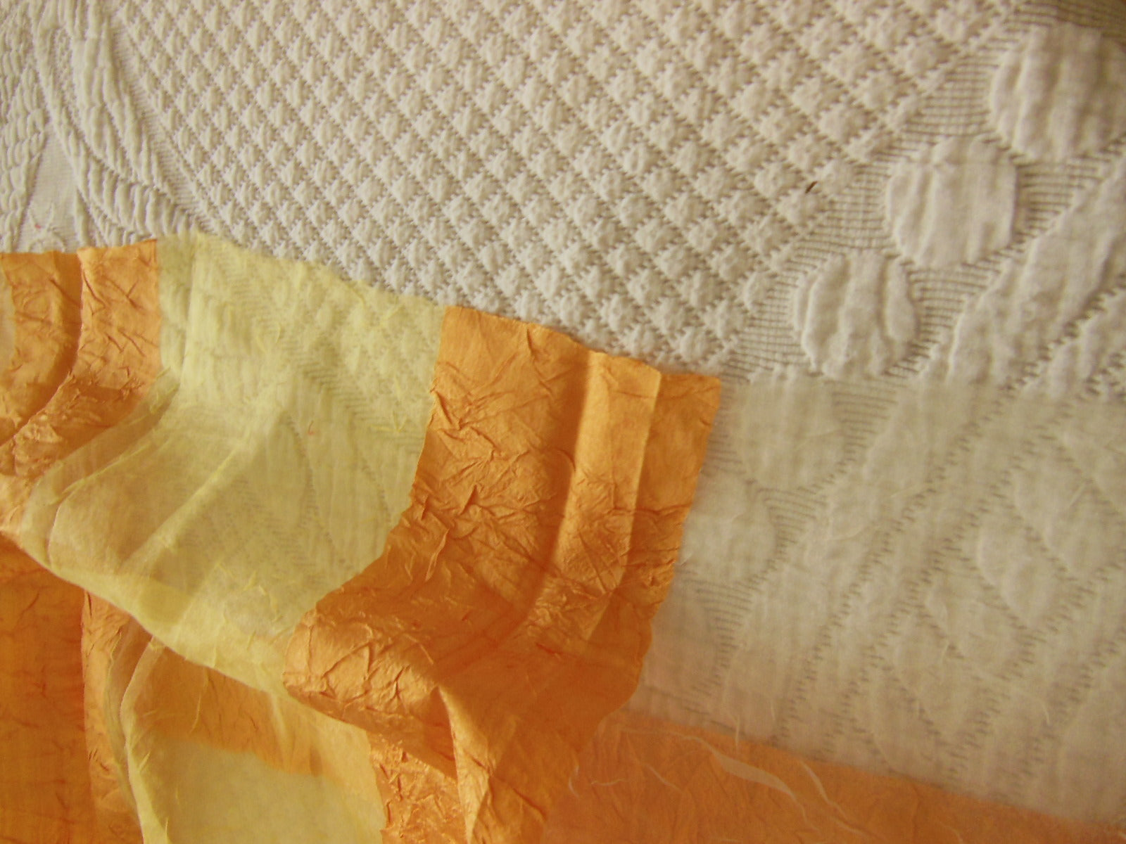Coupon tissu brillant voilage orange jaune 74 cm sur 63 cm B3