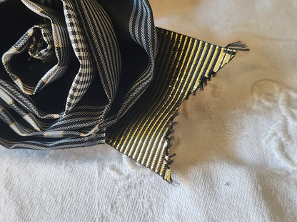 Fleur ancienne tissu quadrille gris doré chapeau sur broche modiste T0-08
