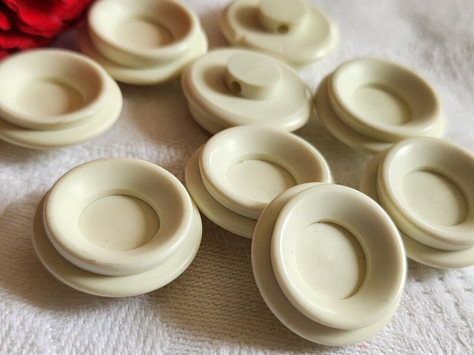 lot 9 boutons vintage CREME à pied travaillé  2 cm ref 826