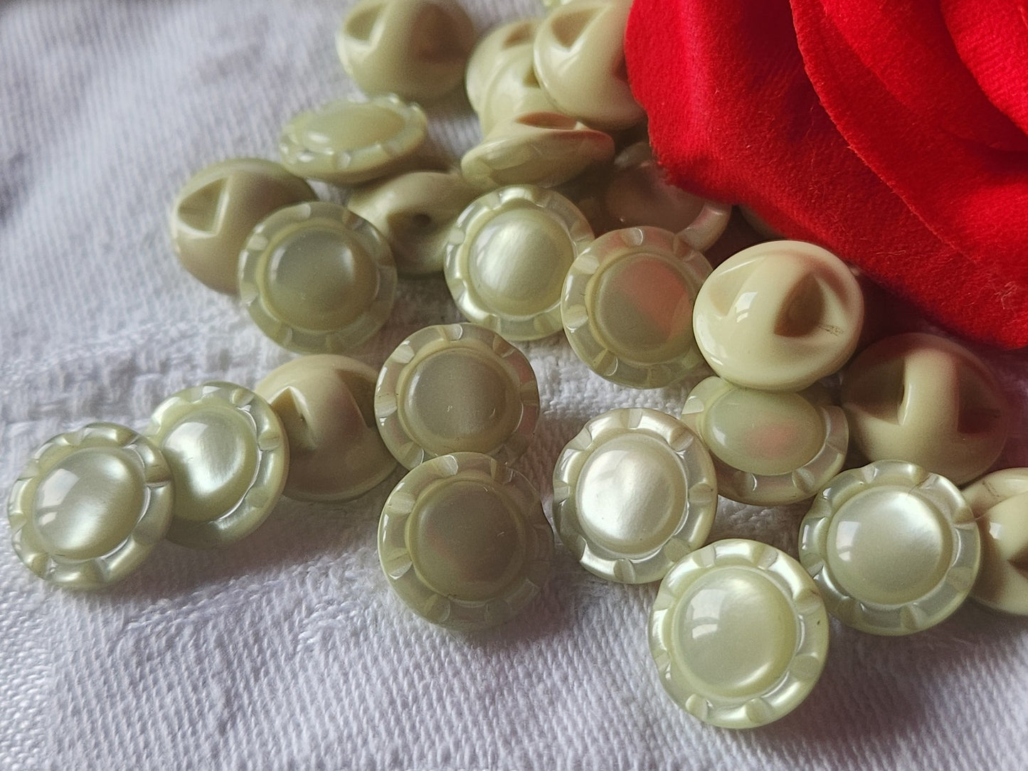 Lot 15 boutons vintage vert  lumineux travaillé pied 1,2 cm ref 3048