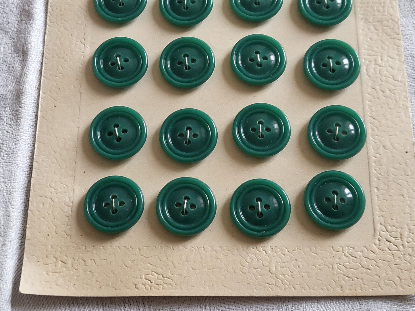 Plaque 24 boutons anciens vert 4 trous  diamètre 1,7  cm T18