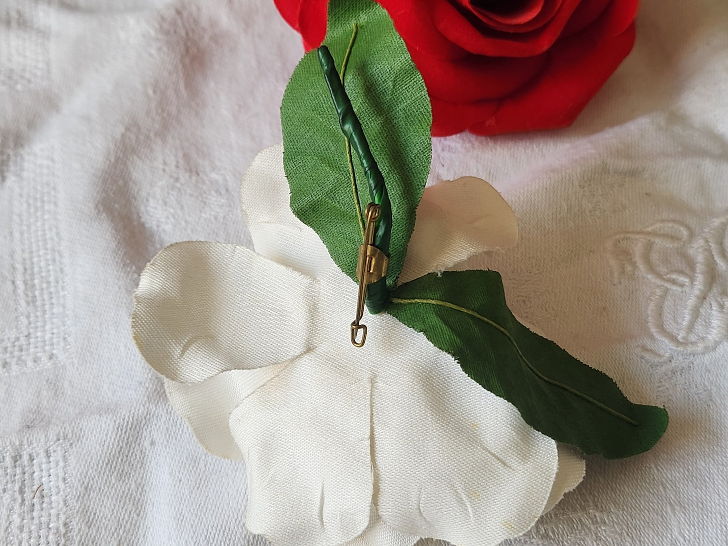 Grosse fleur ancienne blanche  montée en broche modiste T0-18