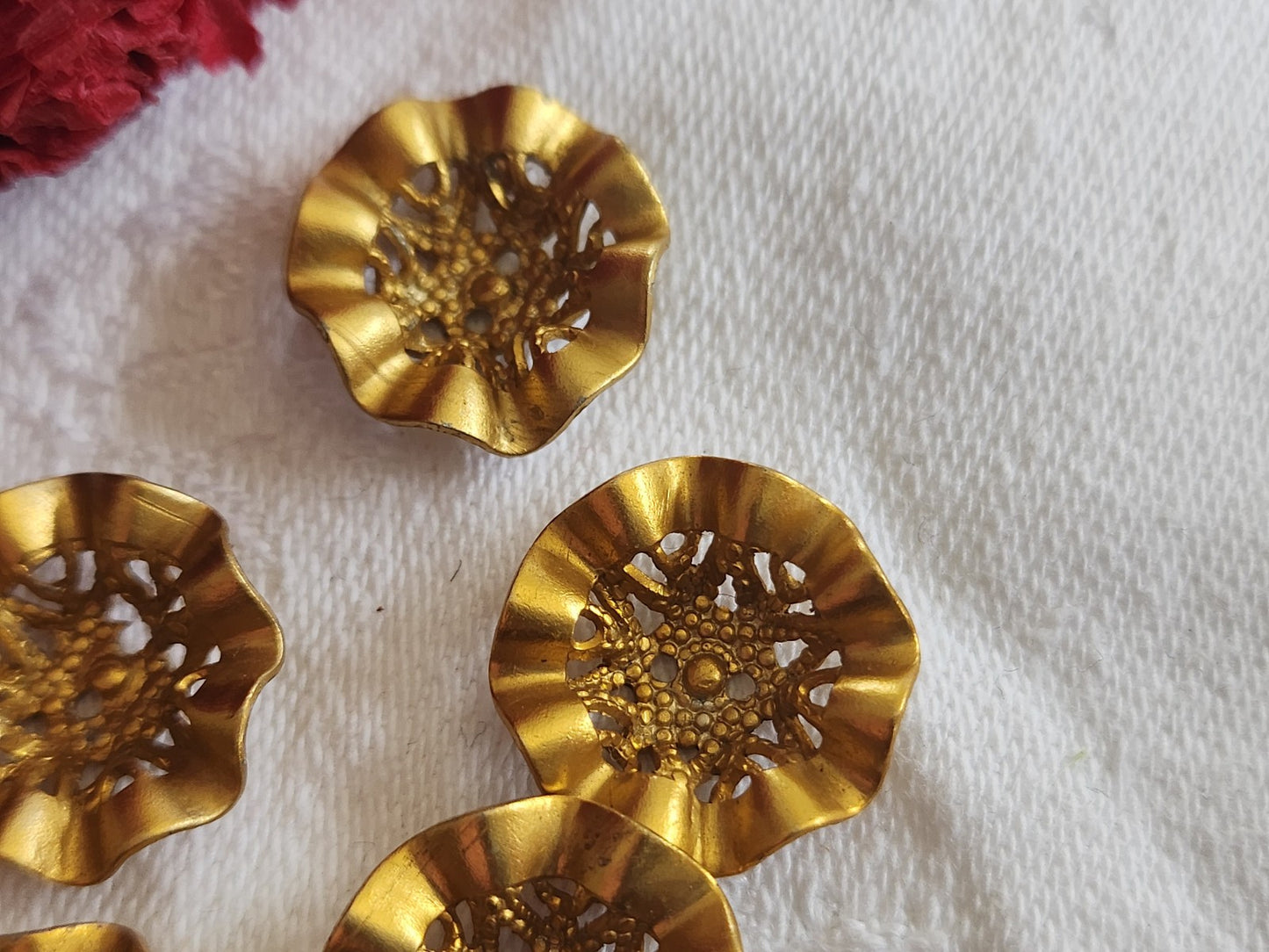 Lot 7 boutons anciens dentelle doré courbé 1,7 cm ref 1718