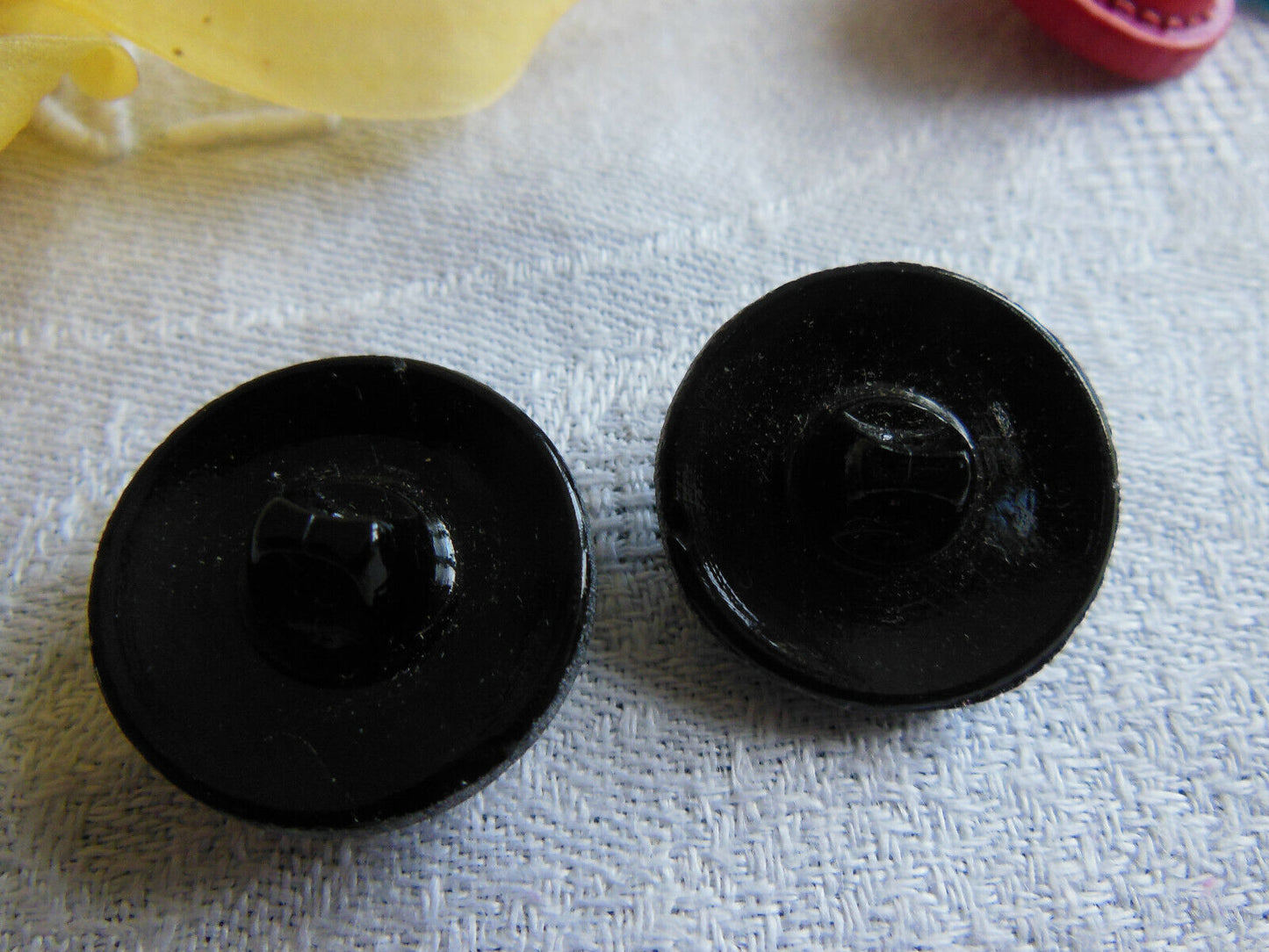 Duo boutons anciens en verre noir gros travaillé   à pied diamètre 2,2 cm D14Q