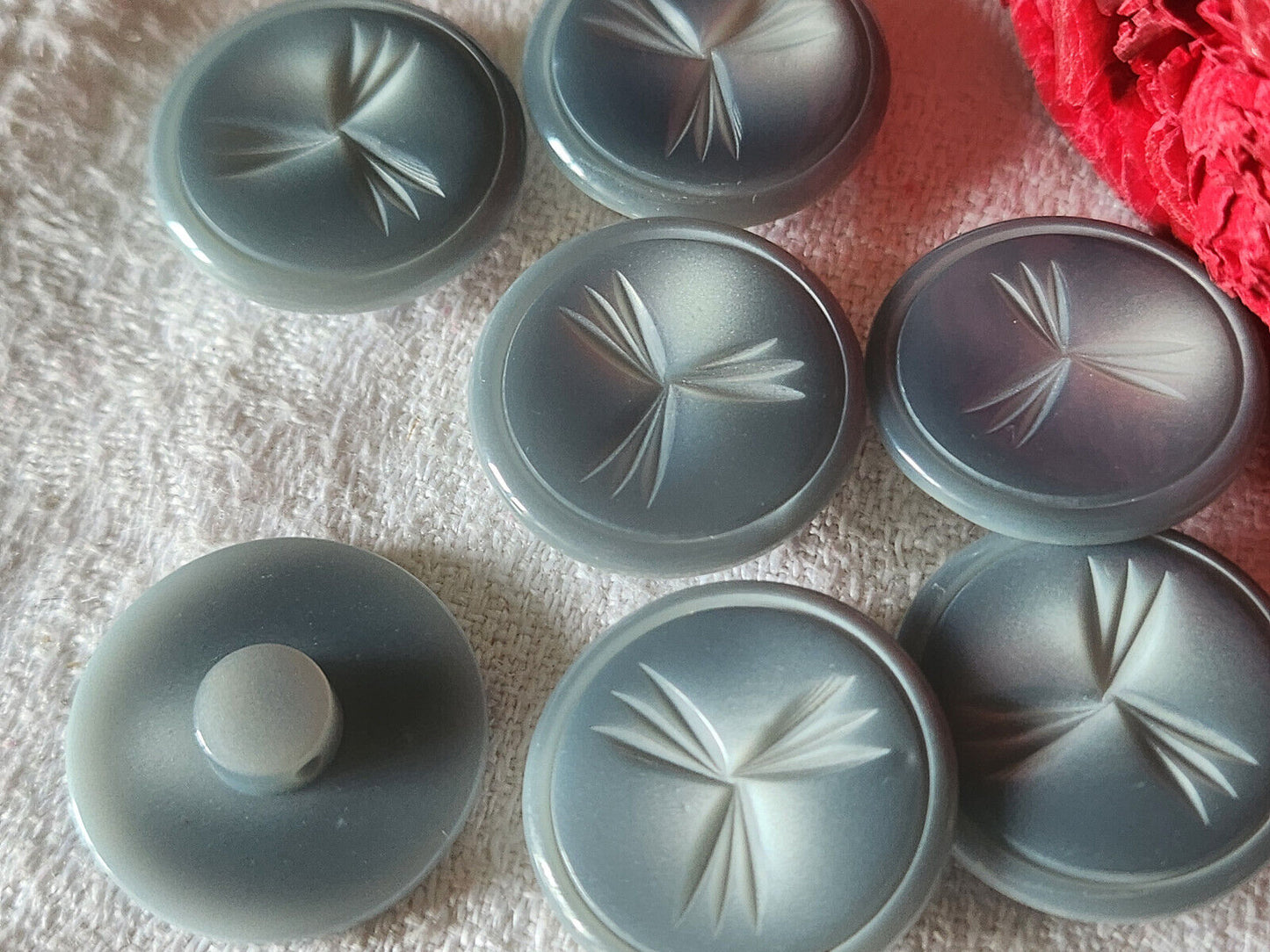 Lot 7 boutons vintage camaieu gris strié à pied 2,2 cm ref 4761