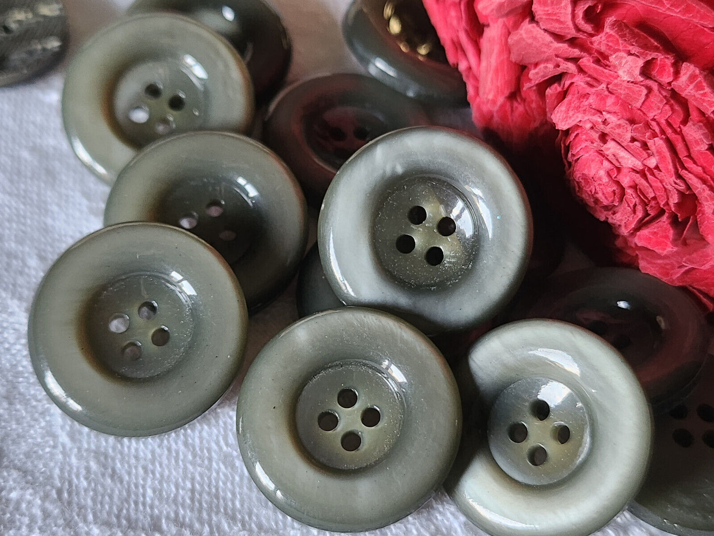 Lot 10 boutons vintage gris lumineux à trous 2,2 cm ref 3228