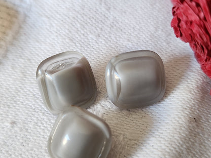 Trio jolis boutons anciens en verre gris laiteux 1,1 sur 1,2 cm D13D