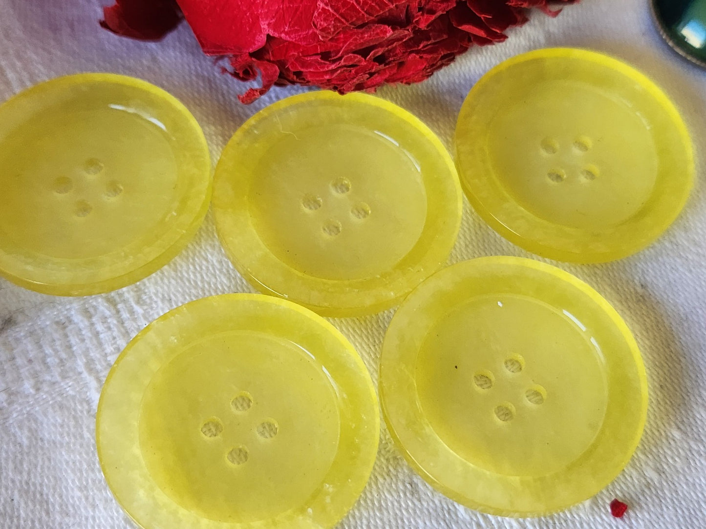 Lot 5 gros  boutons vintage  jaune à trous 3,1 cm ref 5265
