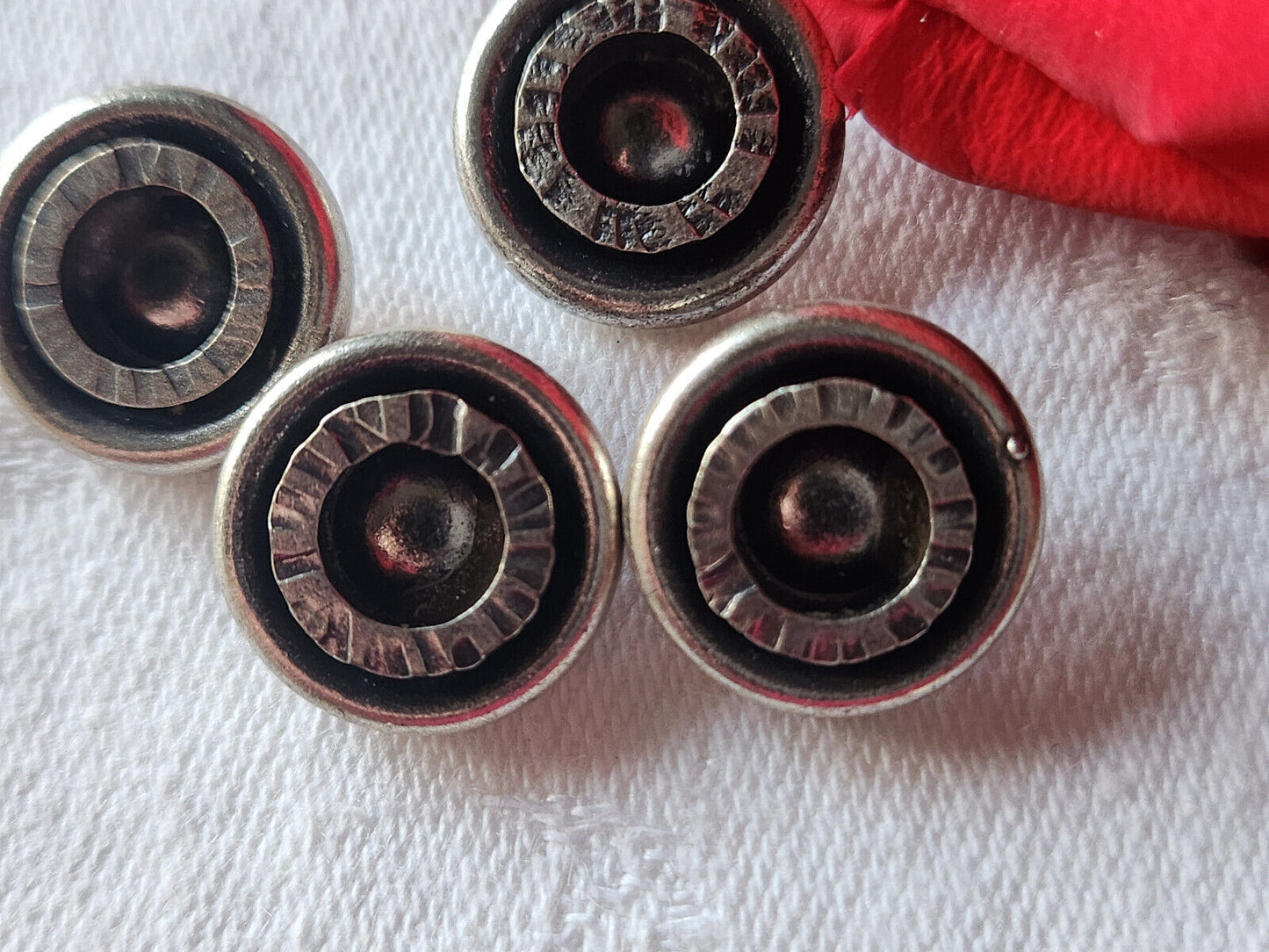 Lot 4 boutons vintage en métal argenté  pied 1,5 cm G17D