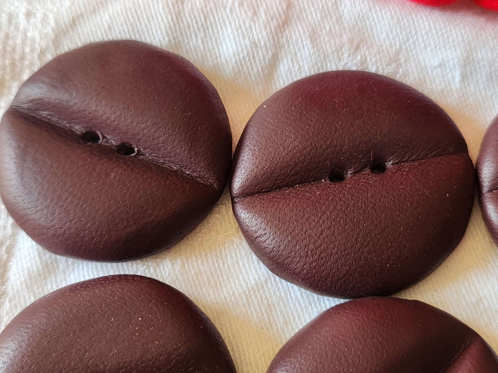 Lot  6 énormes boutons anciens en cuir xxl lie de vin 4 cm ref 6024 **