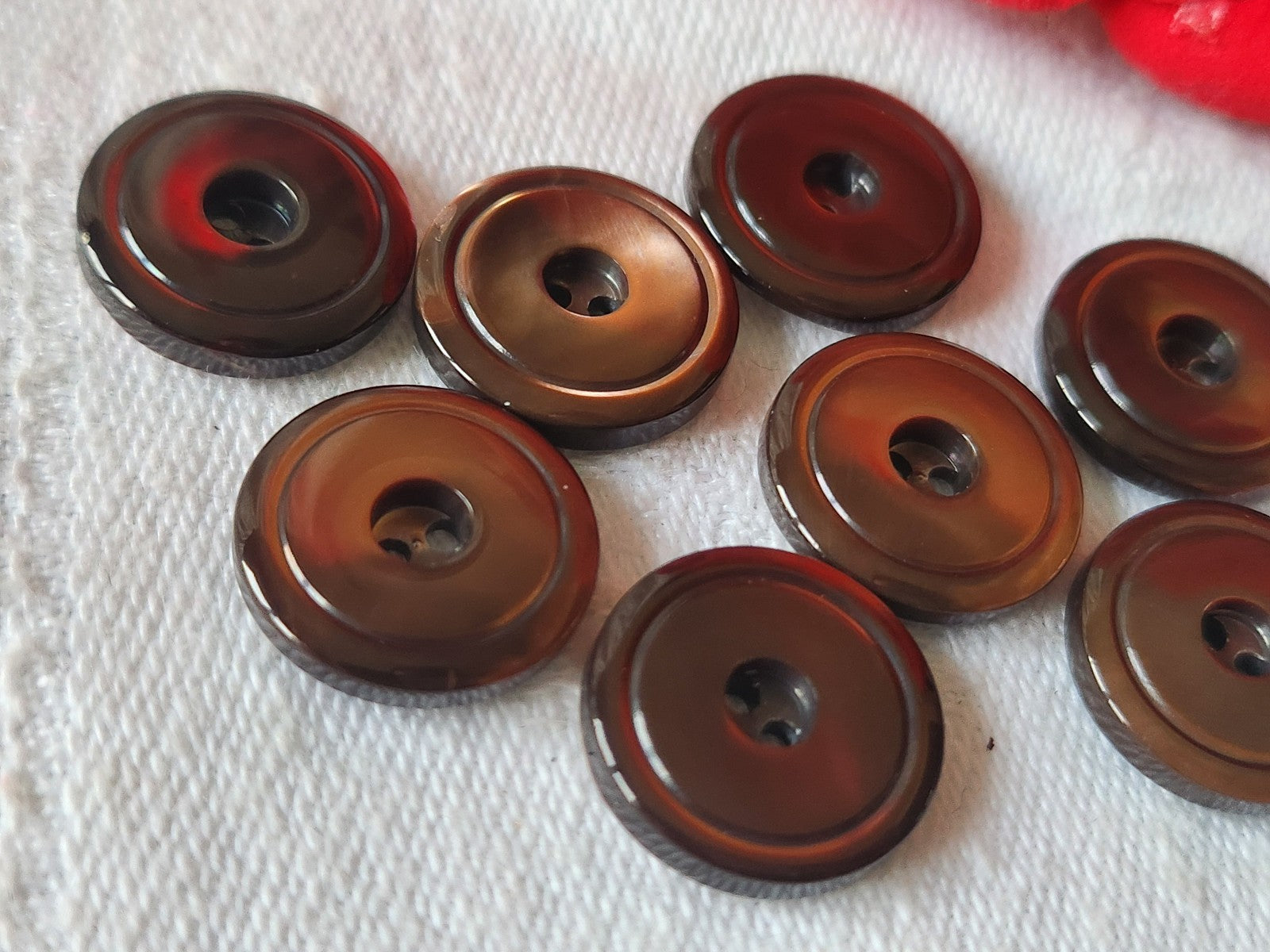 Lot 8  boutons anciens en nacremarron  1,5 cm ref 3030