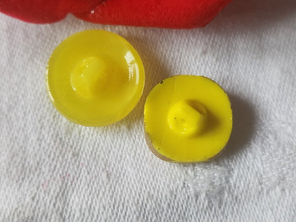 Duo boutons anciens en verre jaune travaillé vintage 1,6 et 1,8 cm D9B