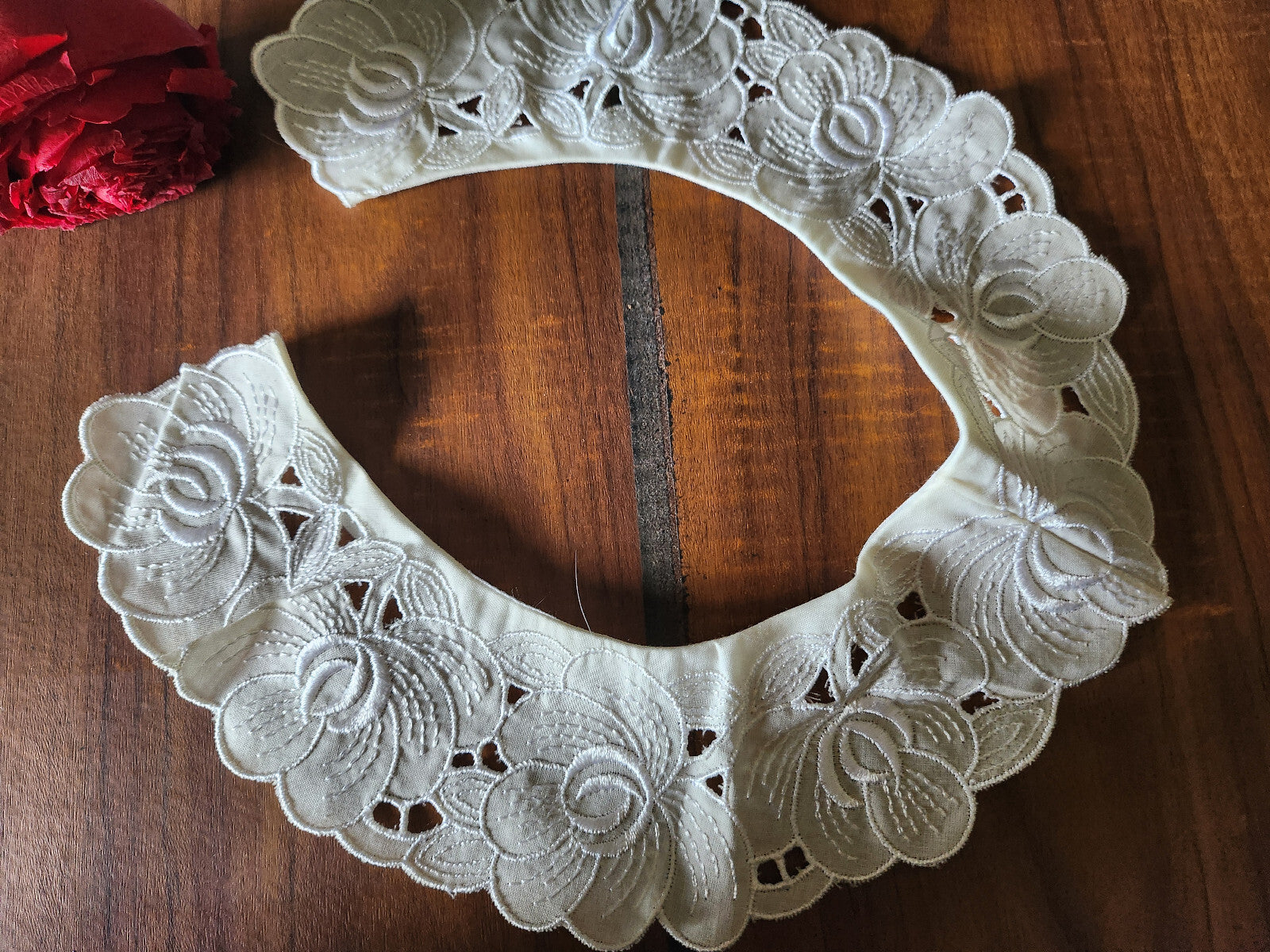 Ancien  col en tissu broderie de fleur en relief teinte écrue B1-63
